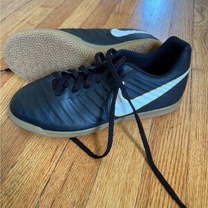 NWOT Nike Tiempo size 6YOUTH can fit a women’s 8